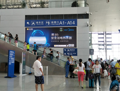 青島北站出發(fā)層?xùn)|、西進(jìn)站大廳扶梯兩側(cè)墻面燈箱廣告