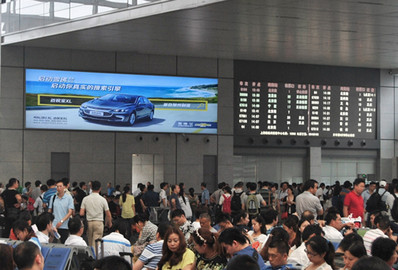 上海虹橋站出發(fā)層?xùn)|、西進(jìn)站安檢口正面墻面燈箱廣告