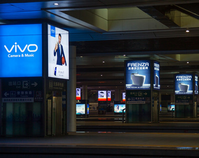 成都東站站臺層四面直梯燈箱廣告