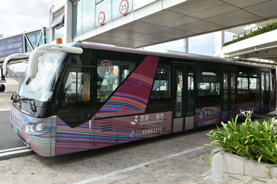 三亞機(jī)場(chǎng)出發(fā)區(qū)擺渡車廣告案例圖