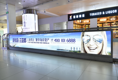 三亞機(jī)場(chǎng)T1一層迎客廳，正對(duì)行李廳B出口燈箱廣告