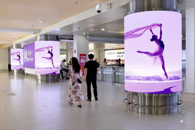 三亞機(jī)場(chǎng)T1一層迎客廳，行李廳B出口包柱燈箱廣告