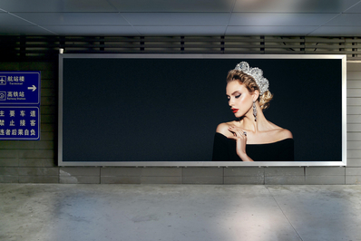 三亞機(jī)場(chǎng)一層行人通道側(cè)面墻面燈箱廣告