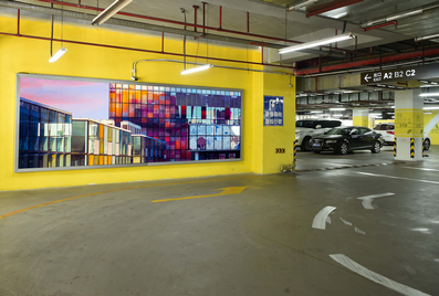 三亞機(jī)場(chǎng)二層停車場(chǎng)一層至二層上坡道燈箱廣告