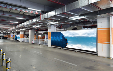 三亞機(jī)場(chǎng)二層停車場(chǎng)至停車樓連廊通道雙面燈箱廣告