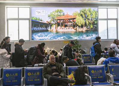 濟(jì)南站二樓候車大廳檢票口旁燈箱廣告 濟(jì)南站二樓候車大廳檢票口旁燈箱廣告