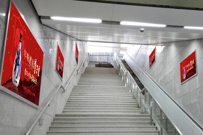 沈陽(yáng)南站東西出站層站臺(tái)樓梯兩側(cè)燈箱廣告 沈陽(yáng)南站東西出站層站臺(tái)樓梯兩側(cè)燈箱廣告