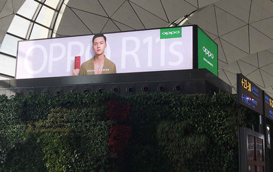 沈陽(yáng)機(jī)場(chǎng)國(guó)內(nèi)安檢后正對(duì)面風(fēng)塔上方燈箱廣告