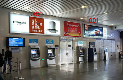 明珠站進出站口+售票窗旁墻身燈箱廣告