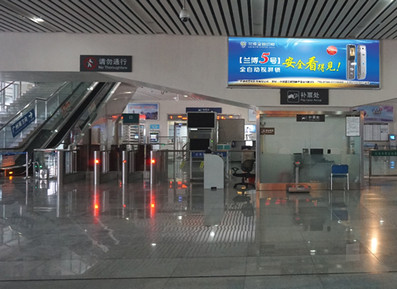 前山站到達口與檢票口燈箱廣告