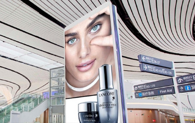 北京大興機(jī)場(chǎng)國(guó)際出發(fā)免稅區(qū)圖騰燈箱廣告 北京大興機(jī)場(chǎng)國(guó)際出發(fā)免稅區(qū)圖騰燈箱廣告