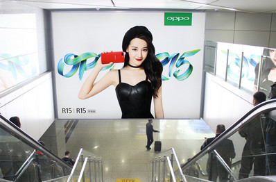 成都雙流機(jī)場T2到達(dá)通廊梯眉?jí)w燈箱廣告