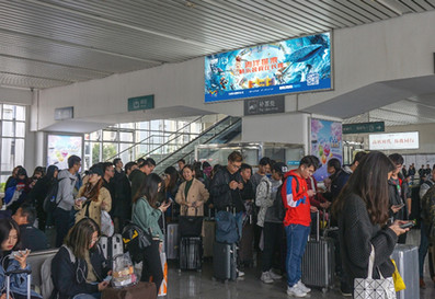 唐家灣站候車大廳、檢票口與到達口之間圖騰柱燈箱廣告