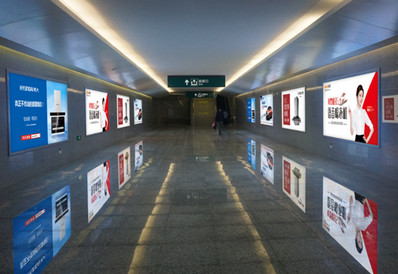 雙水鎮(zhèn)站進出站通道墻身燈箱廣告