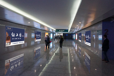 臺山站進出站通道墻身燈箱廣告案例圖