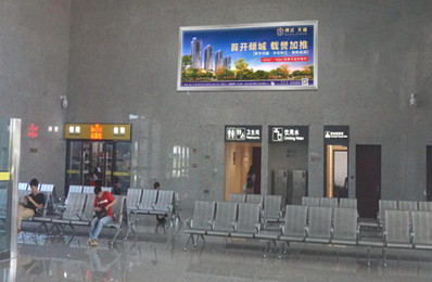 電白站候車廳墻面燈箱廣告案例圖 電白站候車廳墻面燈箱廣告案例圖