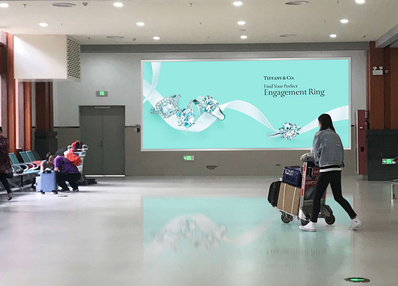 三亞機(jī)場(chǎng)西擴(kuò)到達(dá)行李廳最左側(cè)墻面燈箱廣告