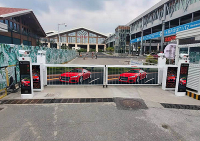 三亞機(jī)場(chǎng)到達(dá)A出口對(duì)面崗?fù)さ篱l廣告