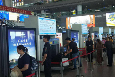 普寧高鐵站安檢口滾動燈箱廣告 普寧高鐵站安檢口滾動燈箱廣告