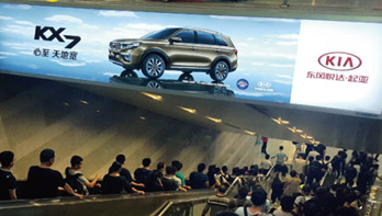 上海高鐵站出站楣頭燈箱廣告有什么優(yōu)勢(shì)?