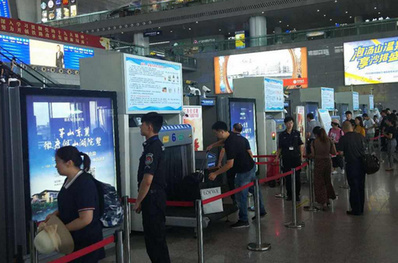 饒平高鐵站安檢口滾動(dòng)燈箱廣告 饒平高鐵站安檢口滾動(dòng)燈箱廣告