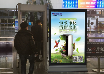 新會高鐵站安檢口滾動燈箱廣告 新會高鐵站安檢口滾動燈箱廣告