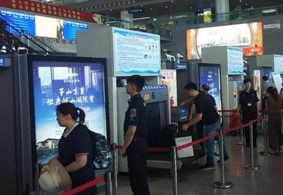 綿陽高鐵站安檢口滾動(dòng)燈箱廣告 綿陽高鐵站安檢口滾動(dòng)燈箱廣告