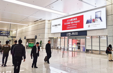 寧波機(jī)場(chǎng)國(guó)際出口外門(mén)廊上方燈箱廣告案例圖