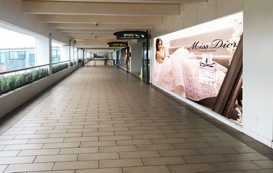 北京機(jī)場(chǎng)T1二層到達(dá)通廊匯聚口右側(cè)墻面燈箱廣告