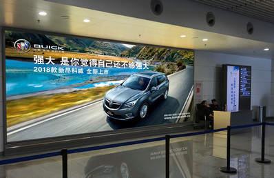 興義機場T2到達行李提取廳下電梯正迎面燈箱廣告