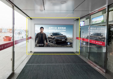 淮安機(jī)場一層出發(fā)、到達(dá)混合大廳出口旁燈箱廣告