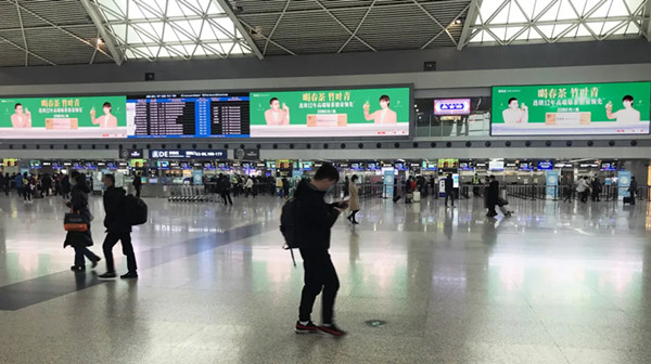 竹葉青成都雙流國(guó)際機(jī)場(chǎng)T2DE安檢口LED屏廣告