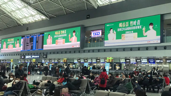 竹葉青成都雙流國(guó)際機(jī)場(chǎng)T2DE安檢口LED屏廣告