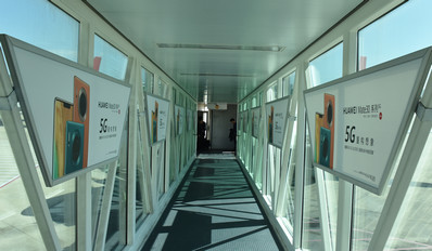 三亞機(jī)場(chǎng)內(nèi)廊橋梯形看板廣告