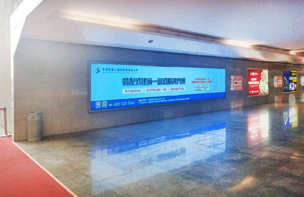 新鄉(xiāng)東站到達(dá)層智能燈箱廣告 新鄉(xiāng)東站到達(dá)層智能燈箱廣告