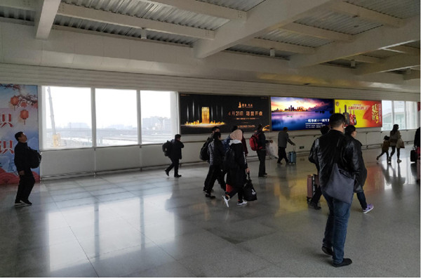 商丘站廊橋墻體燈箱廣告 商丘站廊橋墻體燈箱廣告