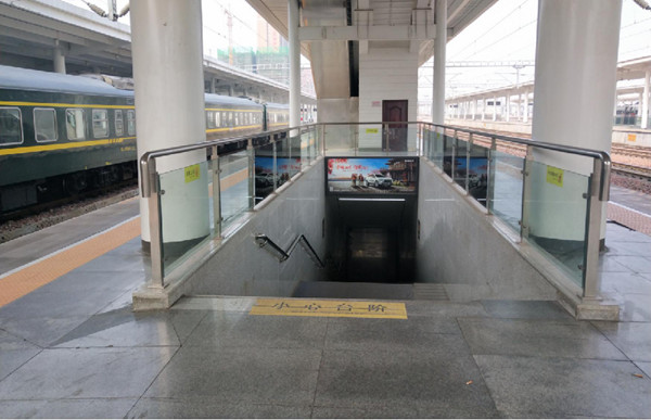 商丘站站臺層門楣燈箱廣告 商丘站站臺層門楣燈箱廣告