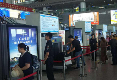 順德學(xué)院站安檢口滾動(dòng)燈箱廣告