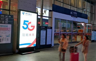 ?？跂|站站前廣場(chǎng)正前方燈箱廣告