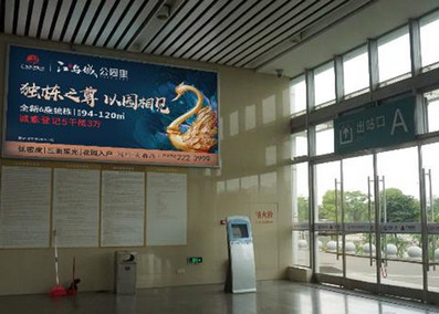 東升站售票處與A進出站口之間燈箱廣告