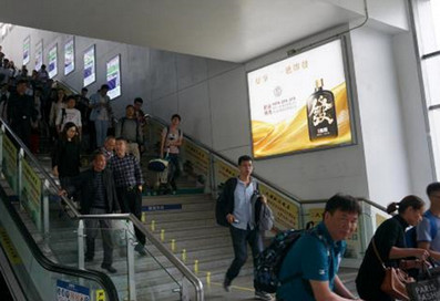 東升站B1、A1電梯通道旁包柱燈箱廣告