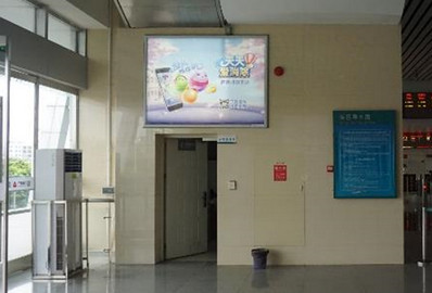 南朗站A、B進出站口旁燈箱廣告