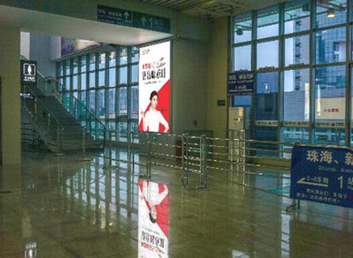 南頭站A2、B2電梯通道旁燈箱廣告