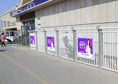 吐魯番北站站外護欄看板廣告