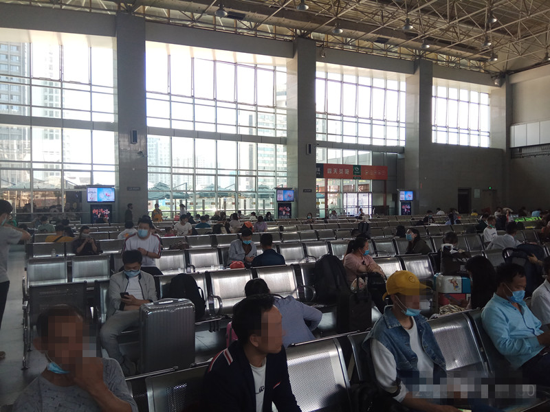 何洛洛貴陽(yáng)高鐵站廣告