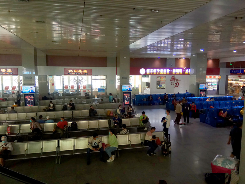 何洛洛貴陽(yáng)高鐵站廣告