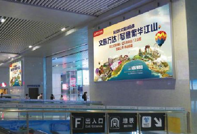 南寧東站出站層南換乘廳地鐵口燈箱廣告 南寧東站出站層南換乘廳地鐵口燈箱廣告