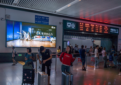 蘇州站南北廣場到達層出站社會通道墻面燈箱廣告