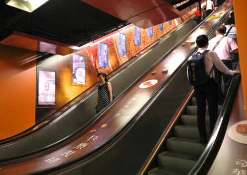 崇光百貨出口扶手電梯數碼屏廣告 崇光百貨出口扶手電梯數碼屏廣告