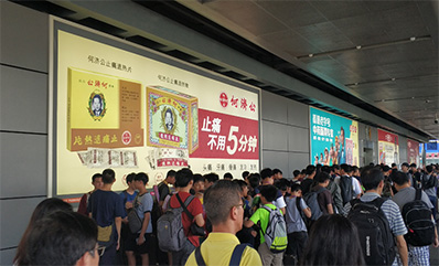 第一戶外傳媒-深圳灣口岸出境連廊燈箱廣告